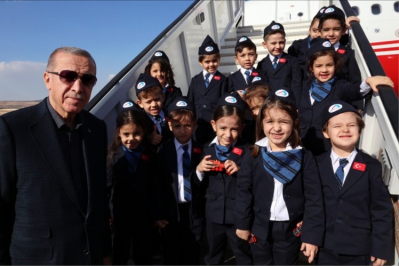Cumhurbaşkanı Erdoğan, Gaziantep’teki minik kondüktörlerle