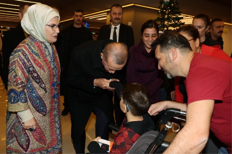 Erdoğan çiftinden özel hastanede hasta ziyareti