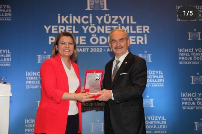 Başkan Hürriyet’e İZGİM ödülünü çağdaş Eskişehir’in mimarı Yılmaz Hoca verdi