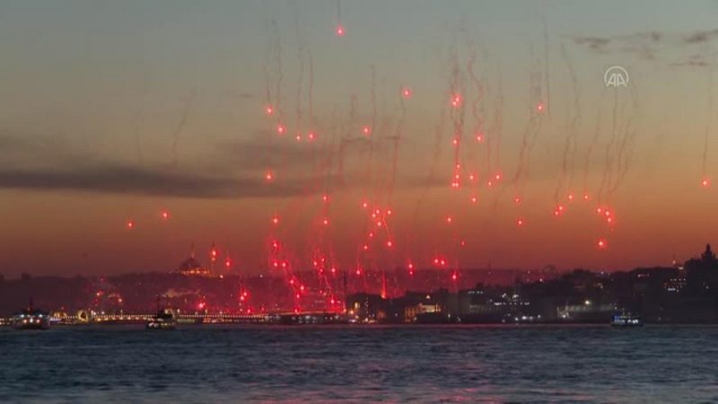 19 Mayıs İstanbul Boğazı`nda ışık gösterileriyle kutlandı