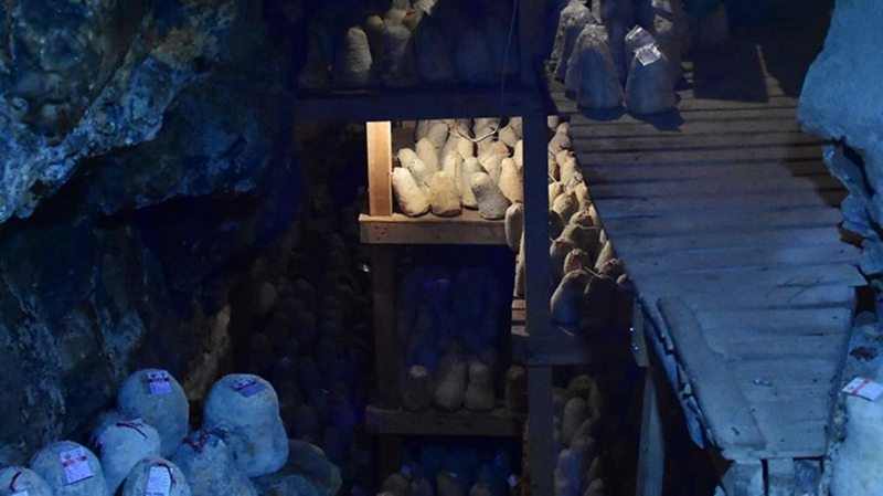 36 metre derinliğe gömülüp 6 ayda hazır hale geliyor! Karaman`ın peyniri dünyaca ünlü Fransız rokfor peynirine rakip