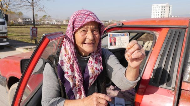71 yaşındaki Fatma teyze kamyonet kullanarak semt pazarlarına ürün taşıyor
