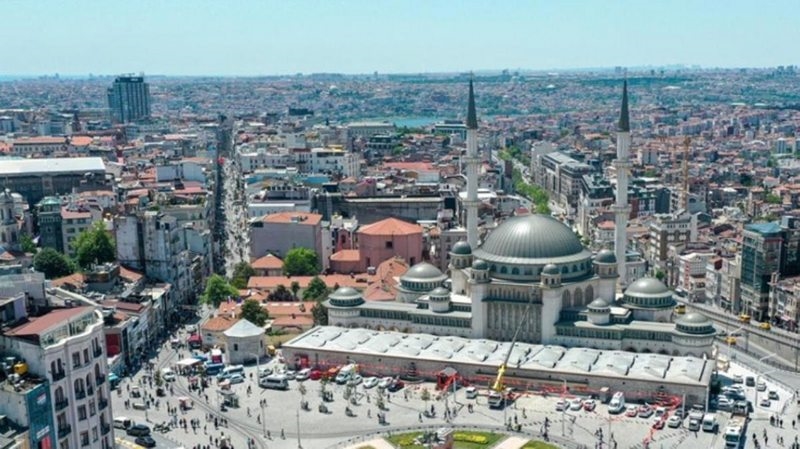Açılışı yapılan Taksim Camii, özellikleriyle Selçuklu ve Osmanlı geleneğini devam ettiriyor
