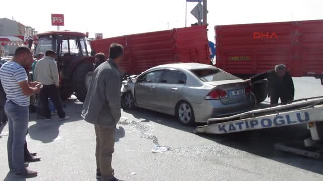 Afyonkarahisar Sandıklı`da Traktörle Otomobil Çarpıştı 3 Yaralı