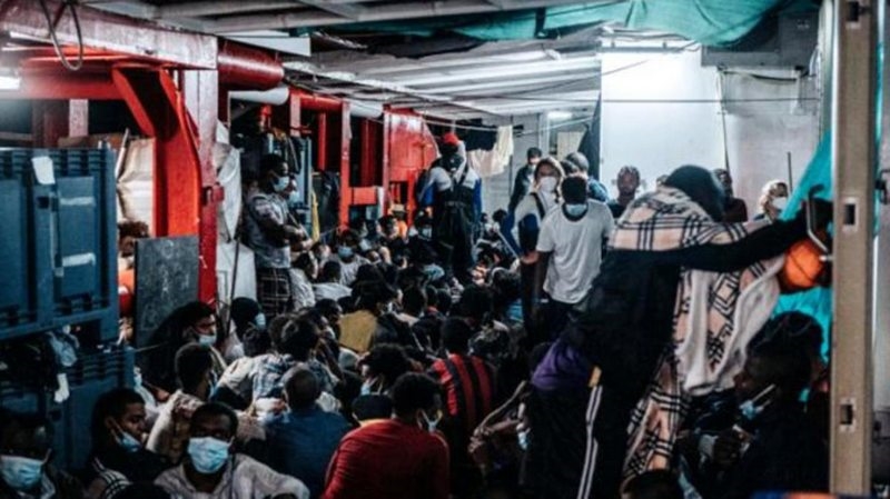 Akdeniz`de 572 göçmeni kurtaran gemi bir haftadır çaresizce liman bekliyor: Gıda stokları bitmek üzere