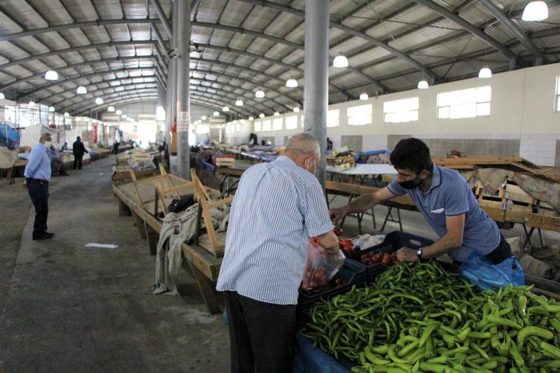 Amasya`da pazara gelen vatandaşlar şaşırdı, sadece 10 esnaf tezgah açtı