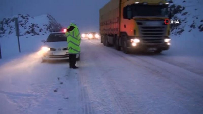 Antalya-Konya karayolunda kar sebebiyle durma noktasına gelen trafik normale döndü