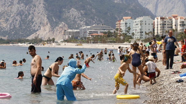 Antalya`da yakıcı güneş tatilcileri denize döktü