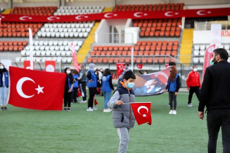 Ardahan`da stadyumda İstiklal Marşı okunarak 19 Mayıs kutlandı