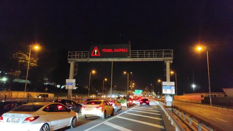 Avrasya Tüneli araç yangını nedeniyle kapatıldı