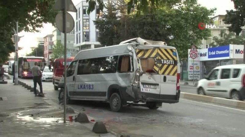 Bağcılar`da belediye otobüsü park halindeki servis araçlarına çarptı: 4 yaralı