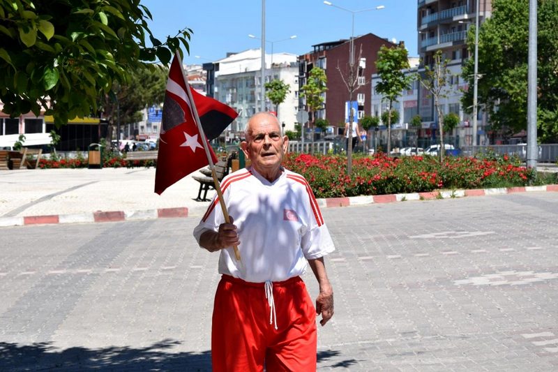 Balkan Şampiyonu Selman dede elinde Türk bayrağıyla koştu