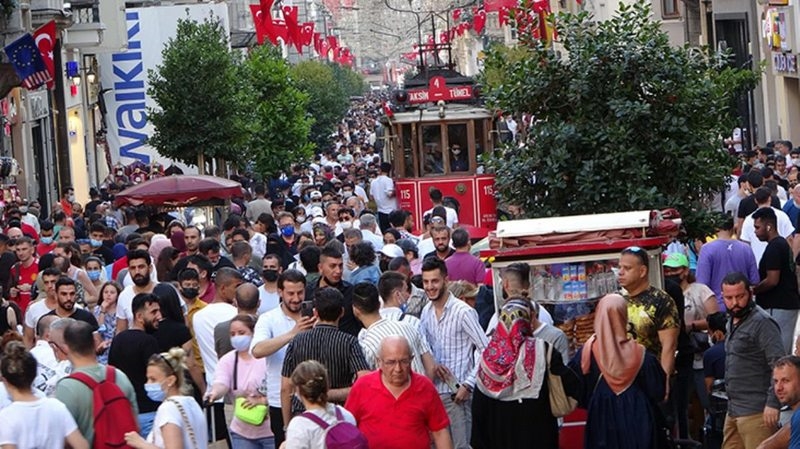 Bayramın son gününde vatandaşlar Taksim Meydanı`nı hınca hınç doldurdu