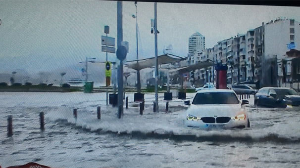 Beklenen fırtına geldi! Tüm Türkiye kıyılarında dev dalgalar görüldü......