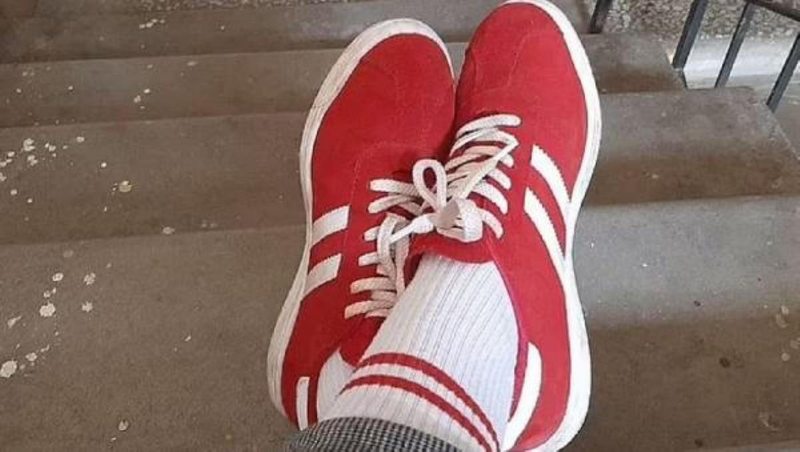 Belarus`ta kırmızı beyaz ayakkabı ve çorap giyen kadına ceza kesildi