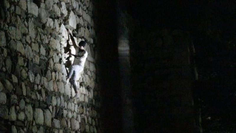 Bu da yerli Örümcek Adam! Alkollü olduğu iddia edilen şahıs kale surlarında 8 metre yüksekliğe tırmandı