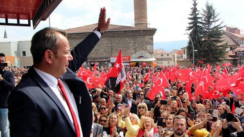 CHP`de mülteci çatlağı! Mehmet Bekaroğlu, partinin ilkelerini hatırlatarak, Tanju Özcan`a yüklendi