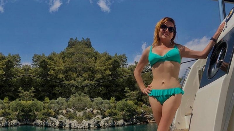 Deniz Seki yine bikini giyip photoshop yaptı ama bu sefer önlemini çabuk aldı