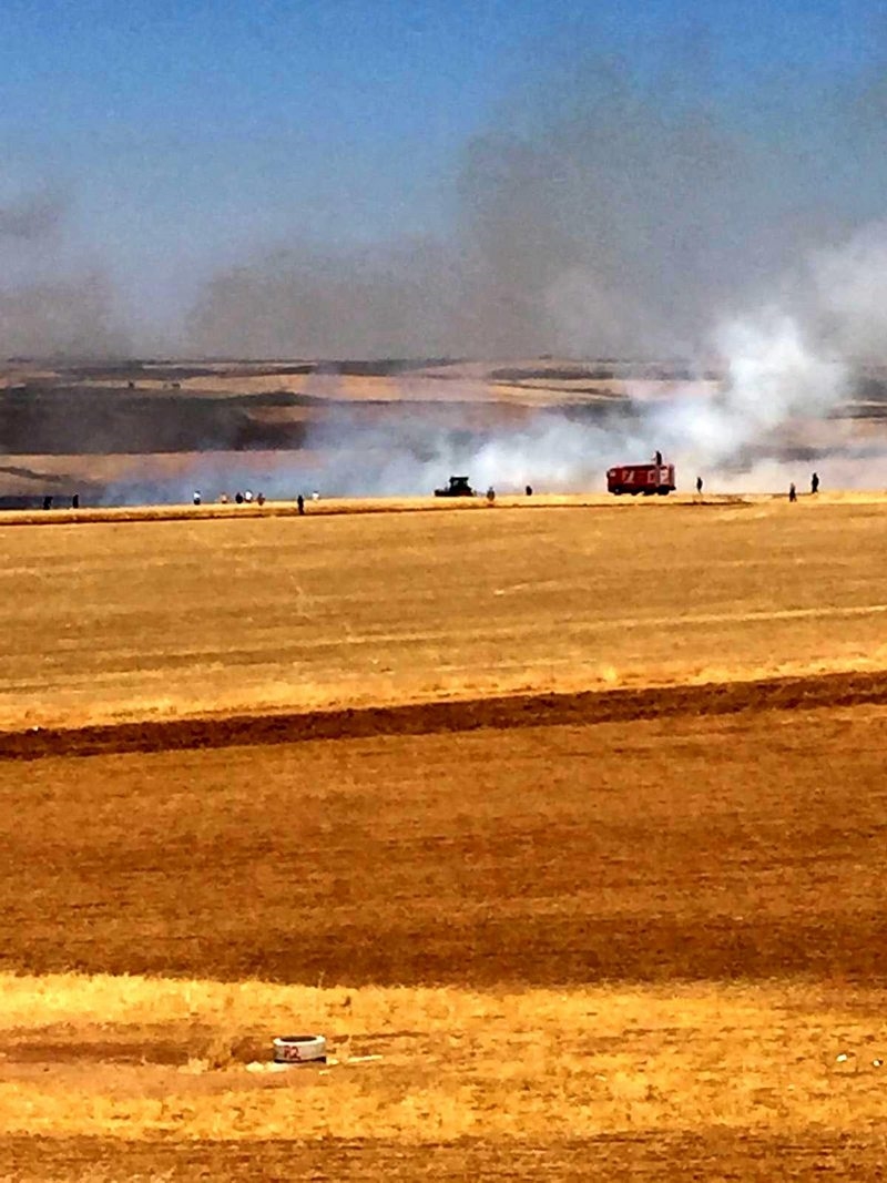 Diyarbakır`da çıkan yangında 200 dönümlük buğday tarlası küle döndü