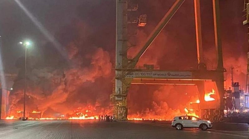 Dubai`de büyük patlama! Alevler gökyüzünü aydınlattı