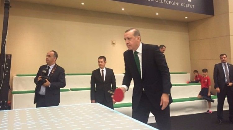 Erdoğan, Zeybekçi'yle masa tenisi oynadı