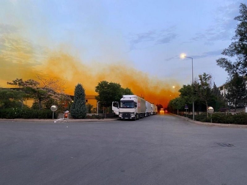 Fabrikadan sızan kimyasal madde gökyüzünü turuncuya boyadı