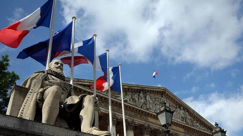 Fransa`da, Müslümanların ötekileştirildiği gerekçesiyle eleştirilen tasarı yasalaştı
