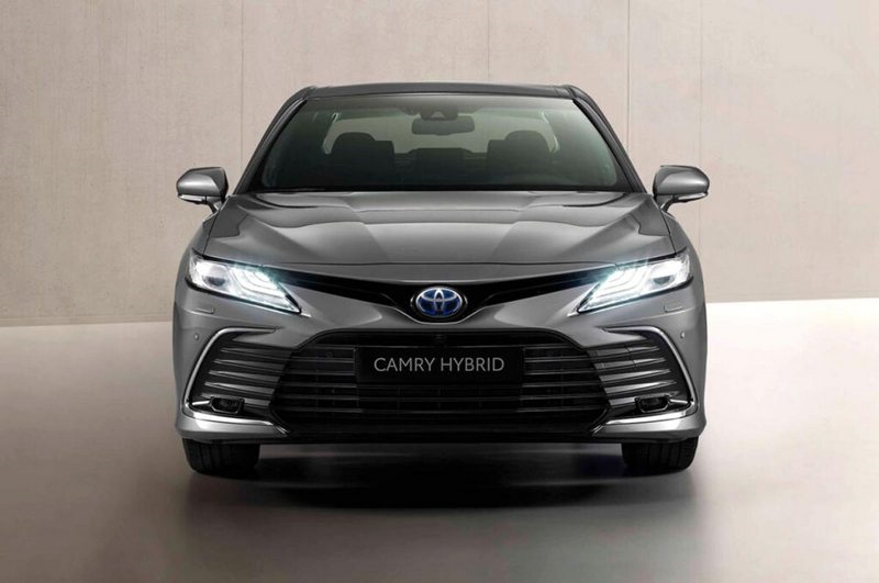 Güncellenen Toyota Camry Hybrid Türkiye`de