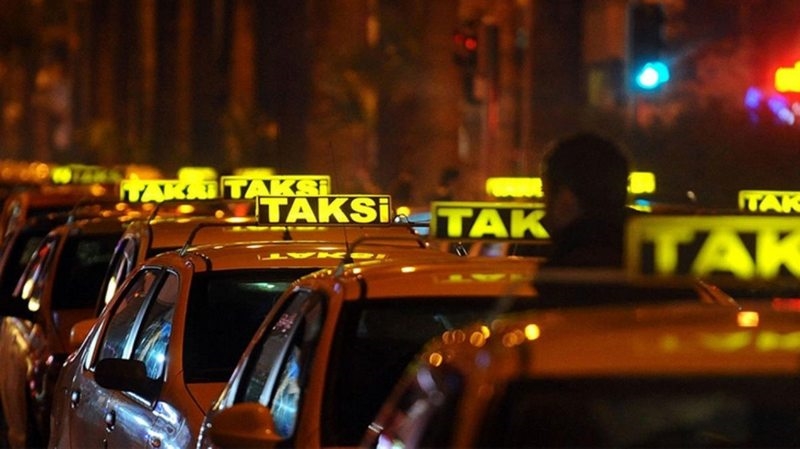 İBB, İstanbul Havalimanı`nda çalışan ancak taksimetre standartları uygun olmayan 400 taksiyi bağladı