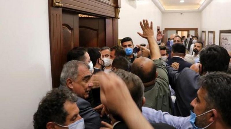 İlçe belediye başkanı ve milletvekilleri makam odasına girmek için korumalarla mücadele ettiler