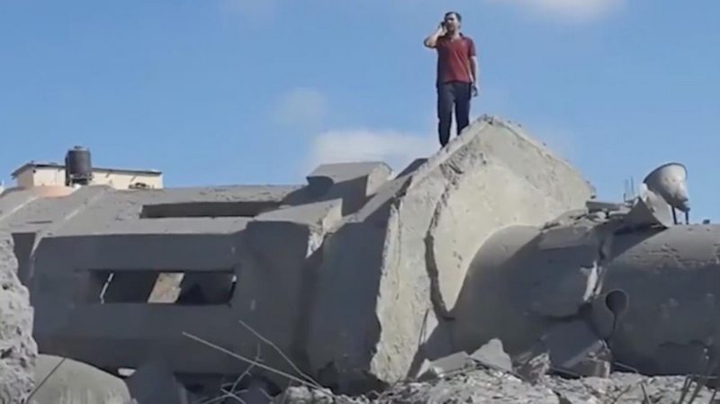 İsrail`in yerle bir ettiği cami enkazında ezan okuyan Filistinli gencin görüntüleri yürek yaktı