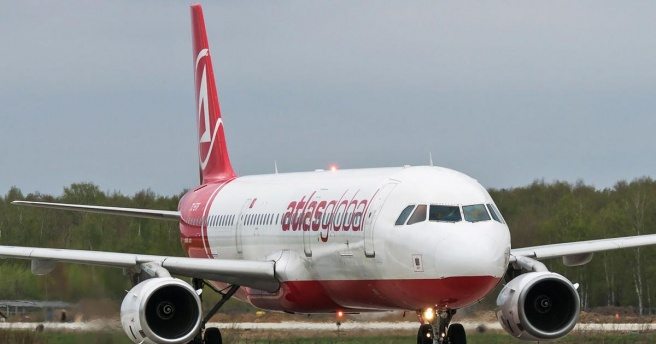 İstanbul`a gelen uçağın havada kokpit camı çatladı