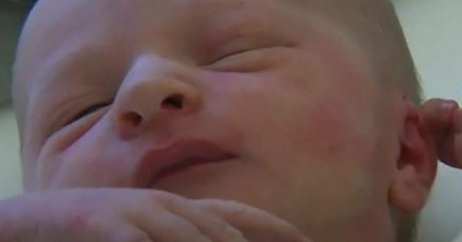 İzlanda`da 1980`in ilk bebeği, 2017`nin ilk bebeğini doğurdu