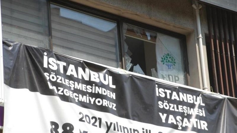 İzmir il binasına yapılan baskınla ilgili HDP`den ilk açıklama: Binamız ateşe verildi