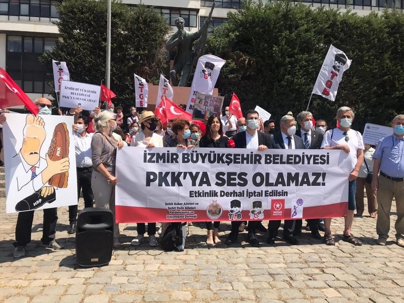 İzmir`de, Sloven sosyolog Slovaj Zizek`in kitap günlerine davet edilmesi protesto edildi