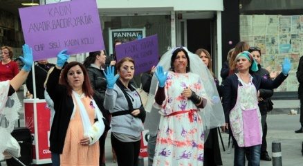 Kadına şiddete makyajlı protesto