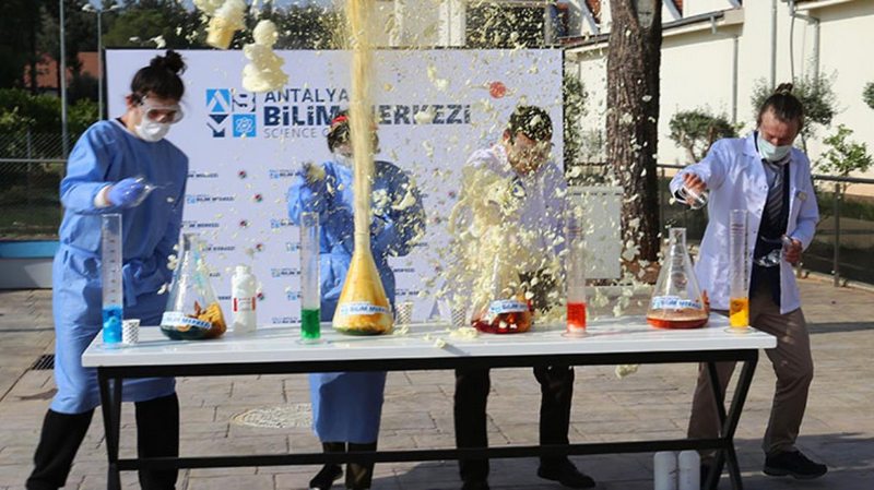 Kepez Belediye Başkanı Tütüncü, öğrencilerle birlikte deney yaparken patlama yaşandı