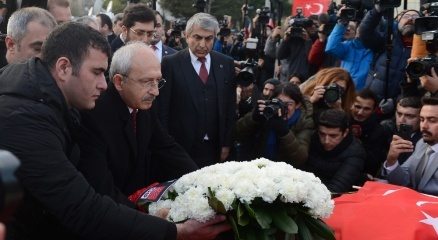 Kılıçdaroğlu, olay yerine çiçek bıraktı