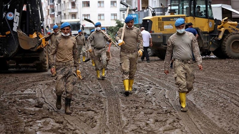Komandolar Artvin`de! Ellerine aldıkları küreklerle balçığa gömülen ev ve iş yerlerini temizliyorlar