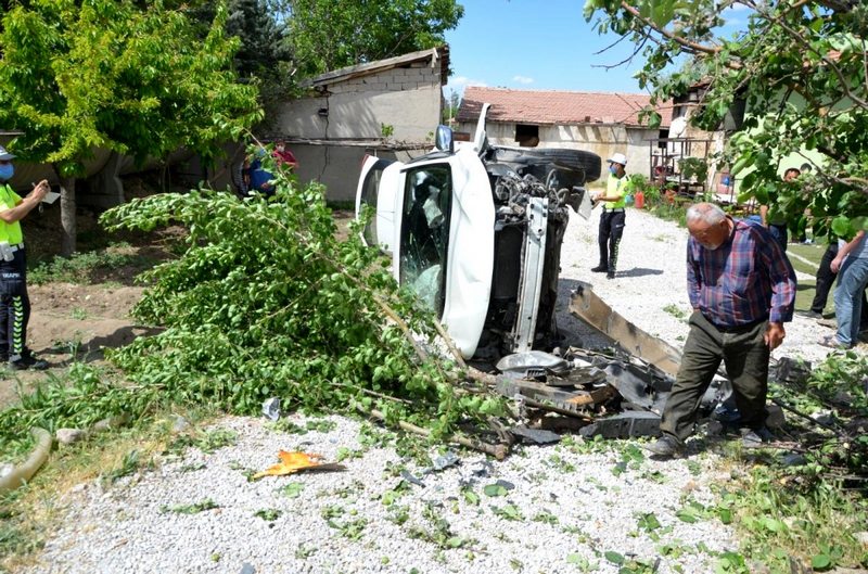Konya`da hafif ticari araç ile cip çarpıştı: 4 yaralı