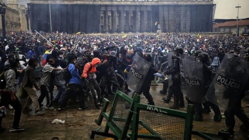 Meydan muharebesi değil hükümet protestosu! Kolombiya`da ölen göstericilerin sayısı her dakika artıyor
