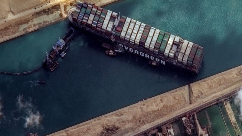 Mısır, Süveyş Kanalı`nı kapatan gemiyi göller bölgesine çekti! Tazminat alana kadar alıkoyacak