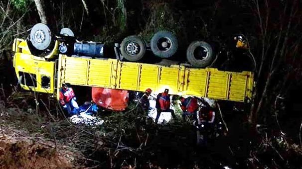 Orman işçilerini taşıyan kamyon devrildi: 2 ölü, 9 yaralı