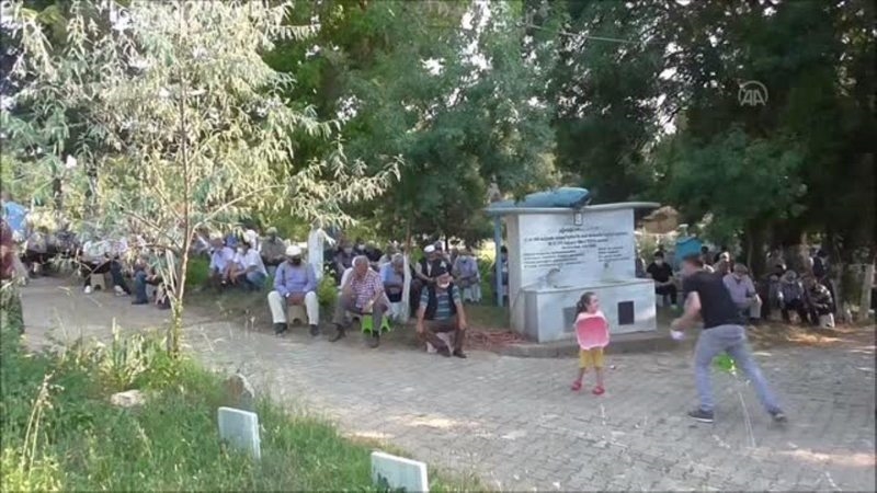 Pazaryeri halkı toplu mezarlık ziyareti geleneğini sürdürüyor