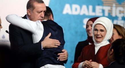 Sahneye atlayıp Cumhurbaşkanı Erdoğan?a sarıldı