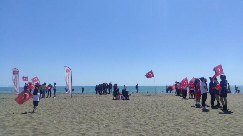 Samandağ`da sporcular, 19 Mayıs`ı yamaç paraşütü atlayışıyla kutladı