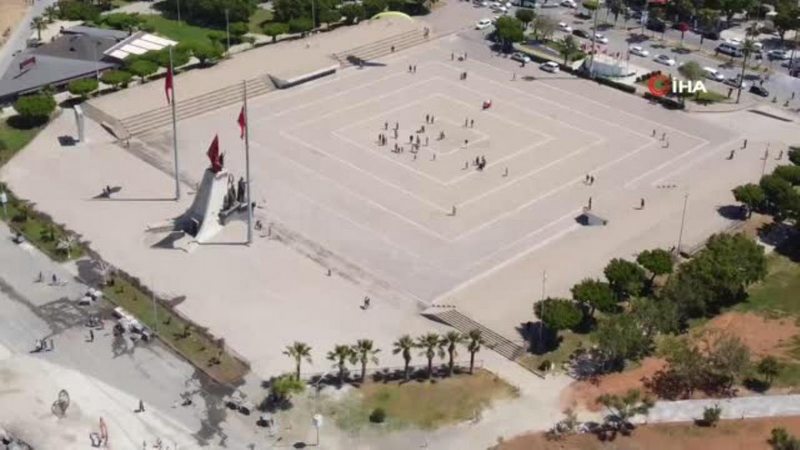 Samandağ`da yamaç paraşütü ile Türk bayraklı 19 Mayıs kutlaması