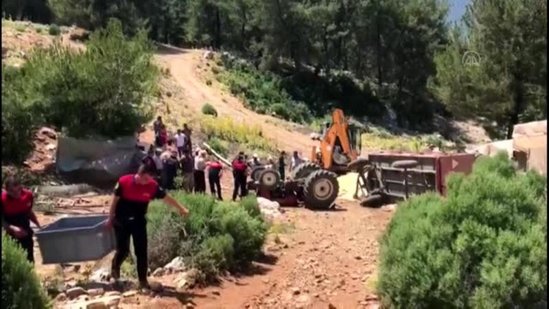 Şarampole devrilen traktörün sürücüsü yaralandı