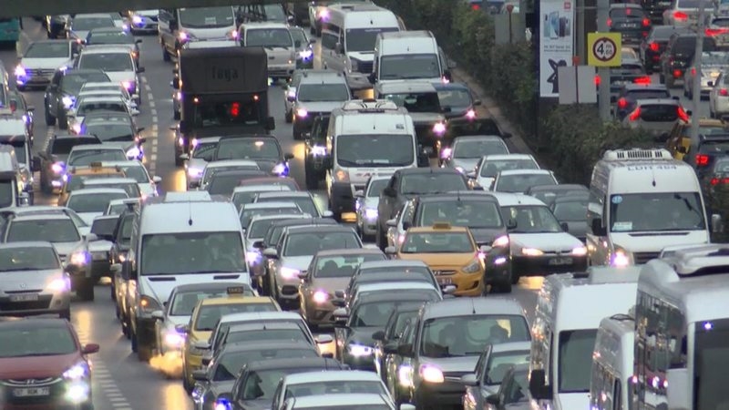 Trafikte yeni dönem! Mayıs 2022`den itibaren araçlara karakutu zorunluluğu geliyor