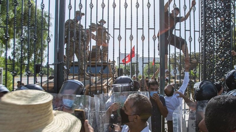 Tunus`ta darbe karşıtları ile destekçileri birbirine girdi! Yaralılar var